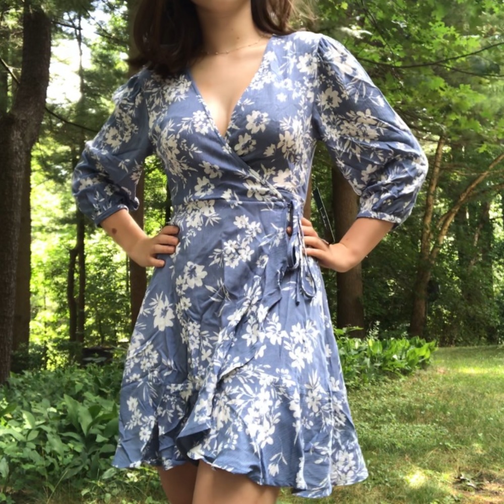 Lulu’s XS Dusty Blue Floral Print Wrap Dress